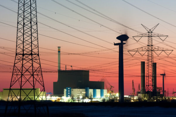 Industrieel landschap bij zonsondergang