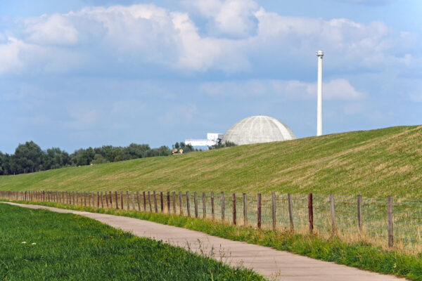 Kerncentrale onder een blauwe lucht